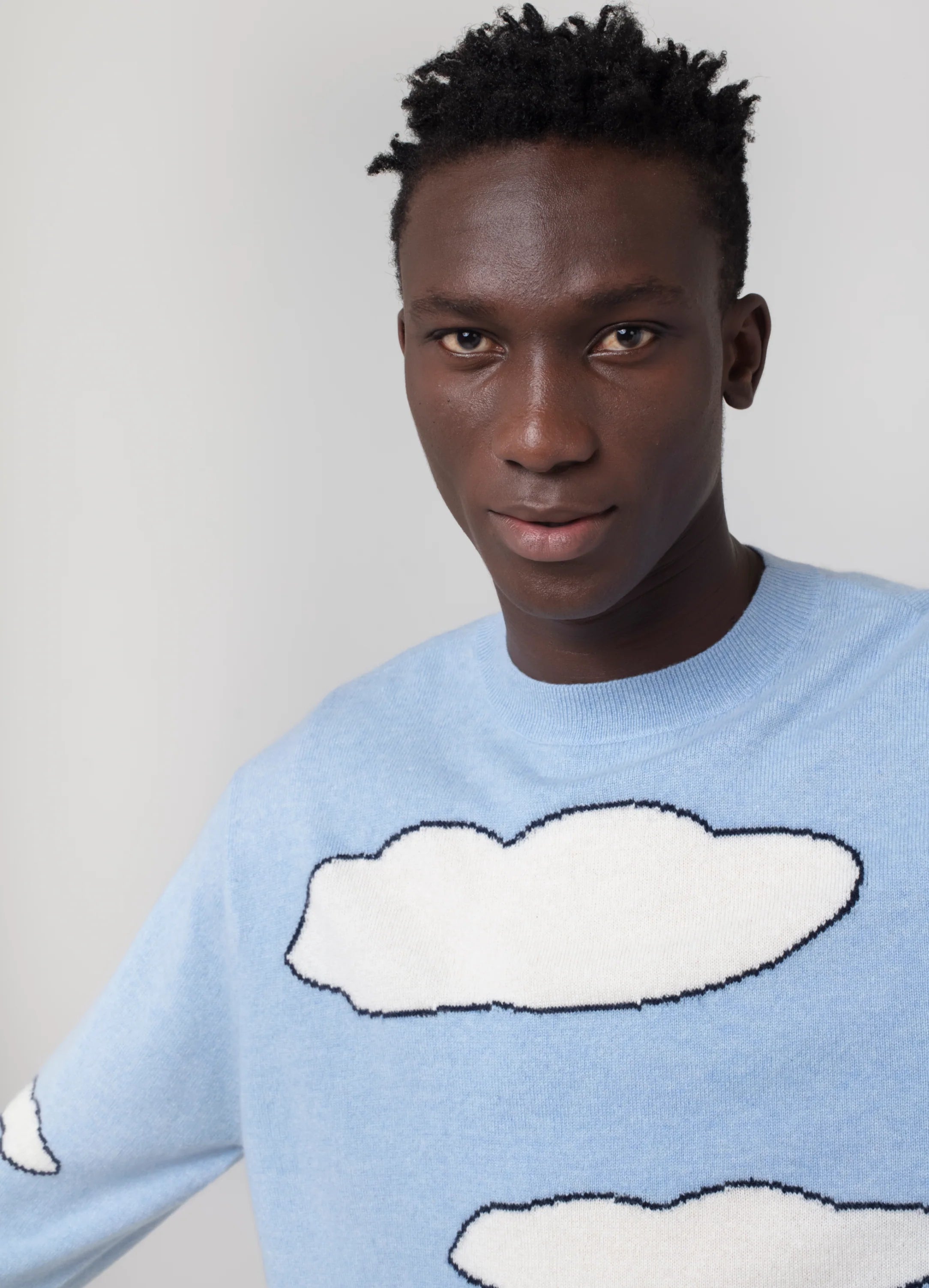 Le mannequin mesure 1m88 et porte une taille L.