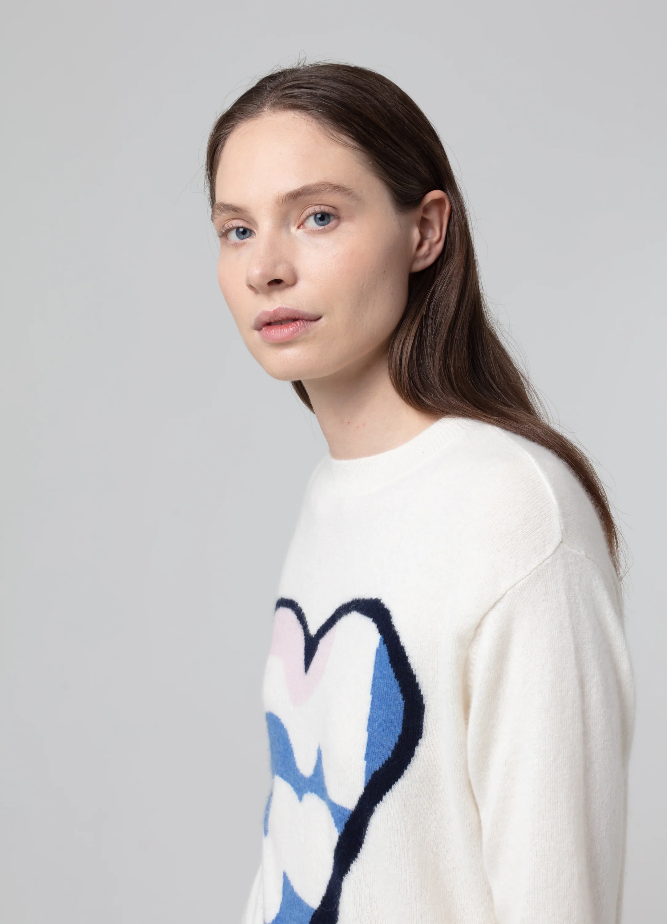 Le mannequin mesure 1m80 et porte une taille S.