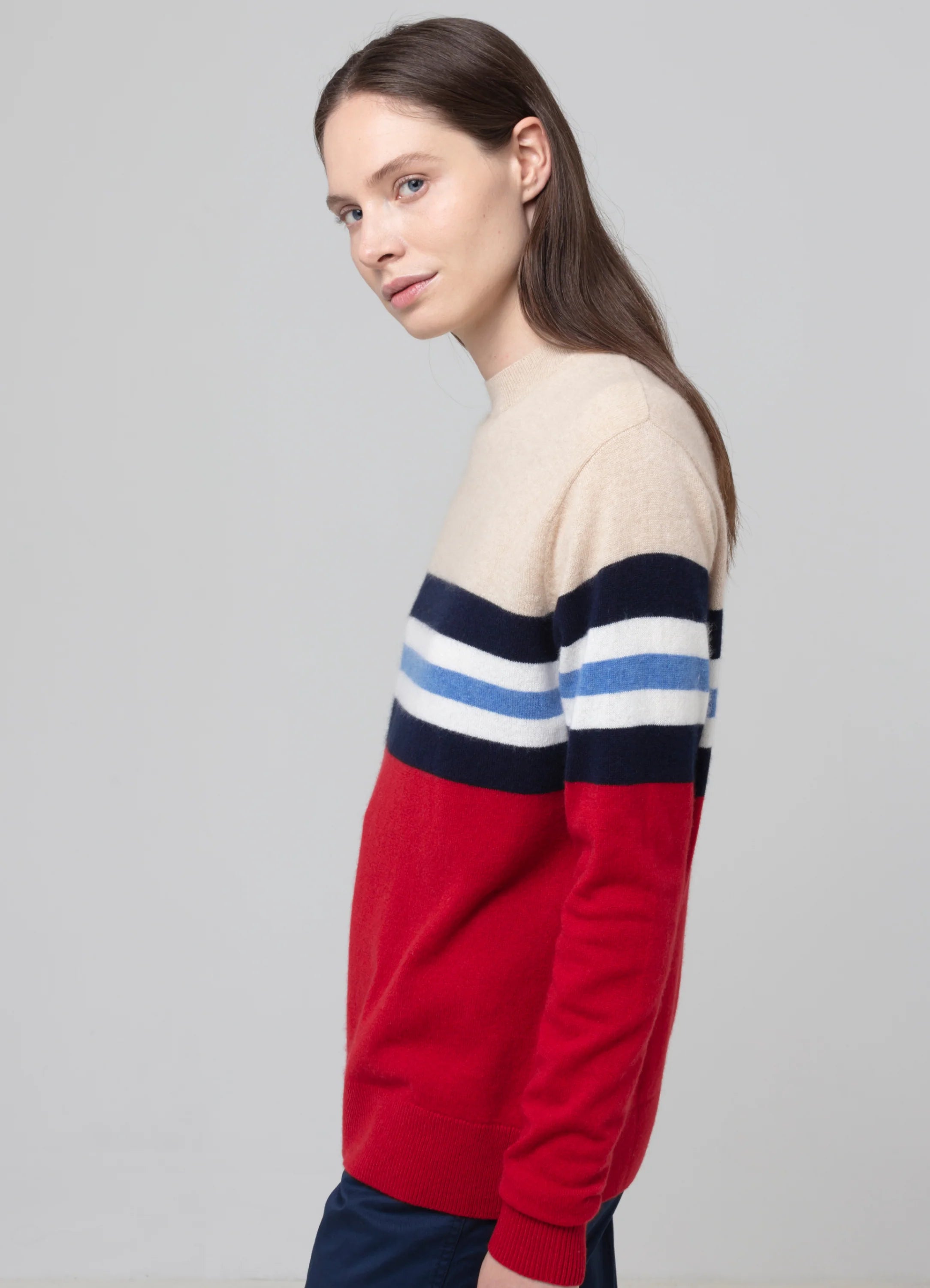 Le mannequin mesure 1m80 et porte une taille S.