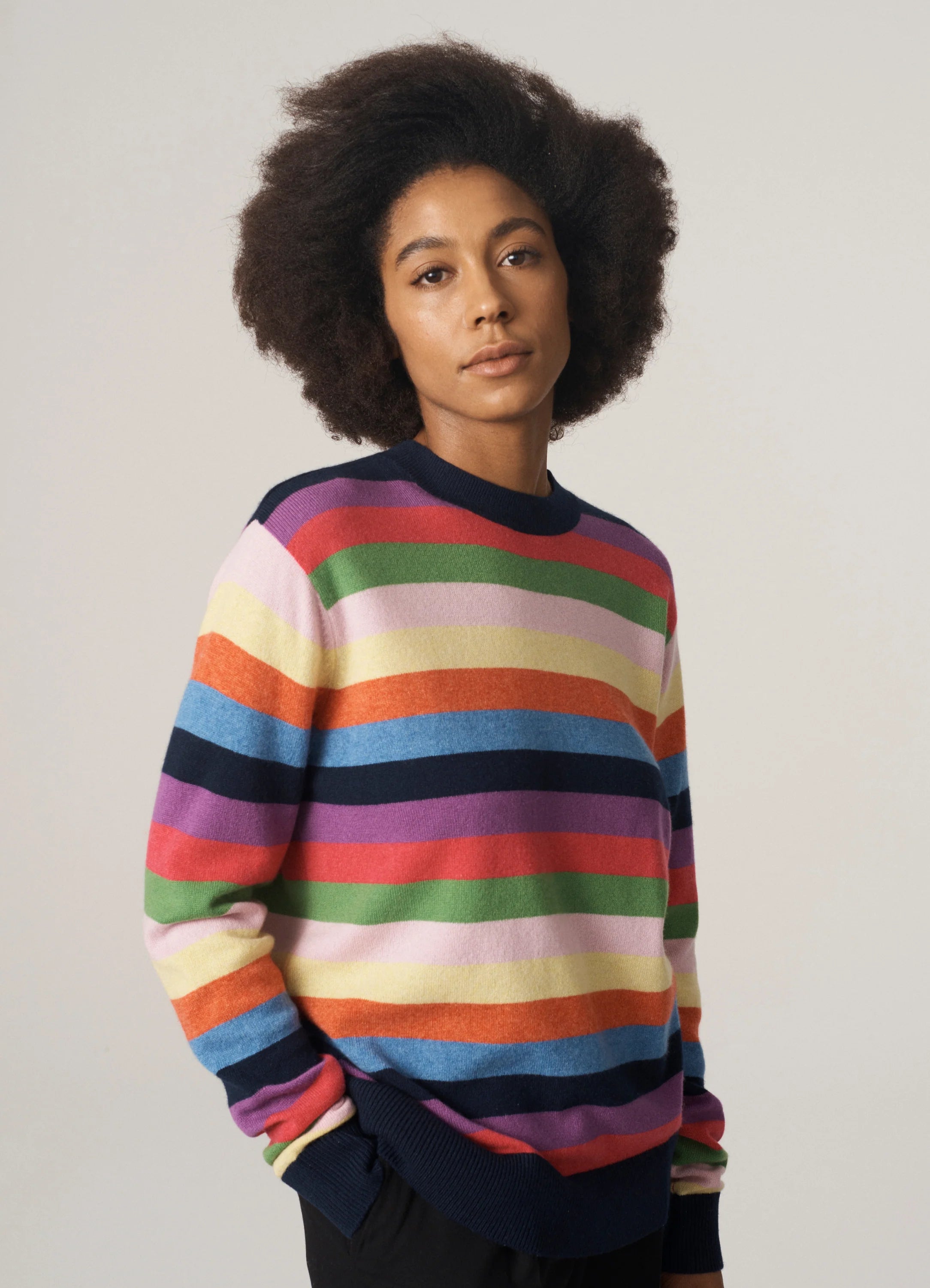 Le mannequin mesure 1m80 et porte une taille S.