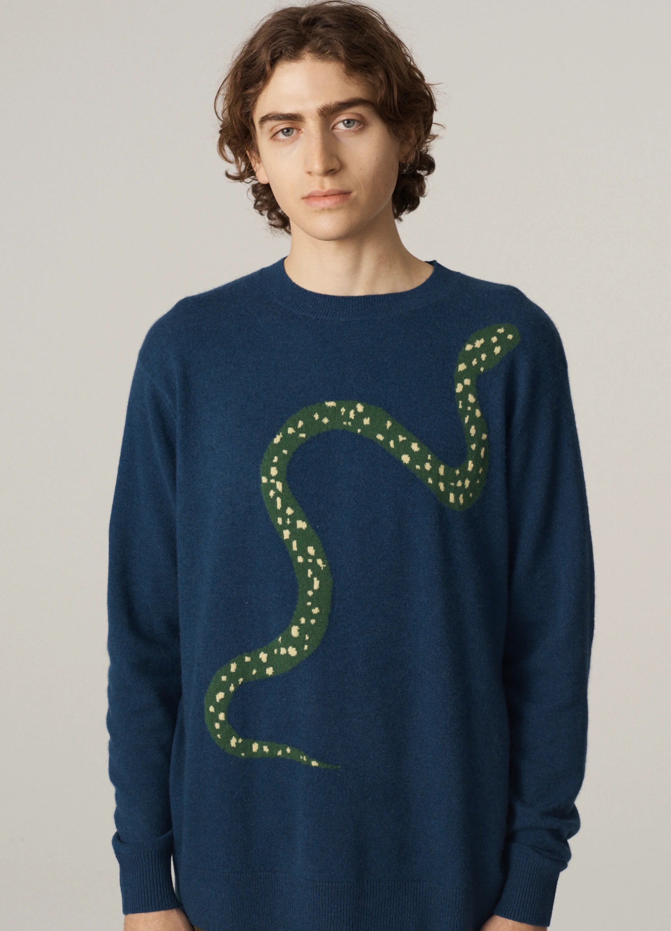 Le mannequin mesure 1m91 et porte une taille L.