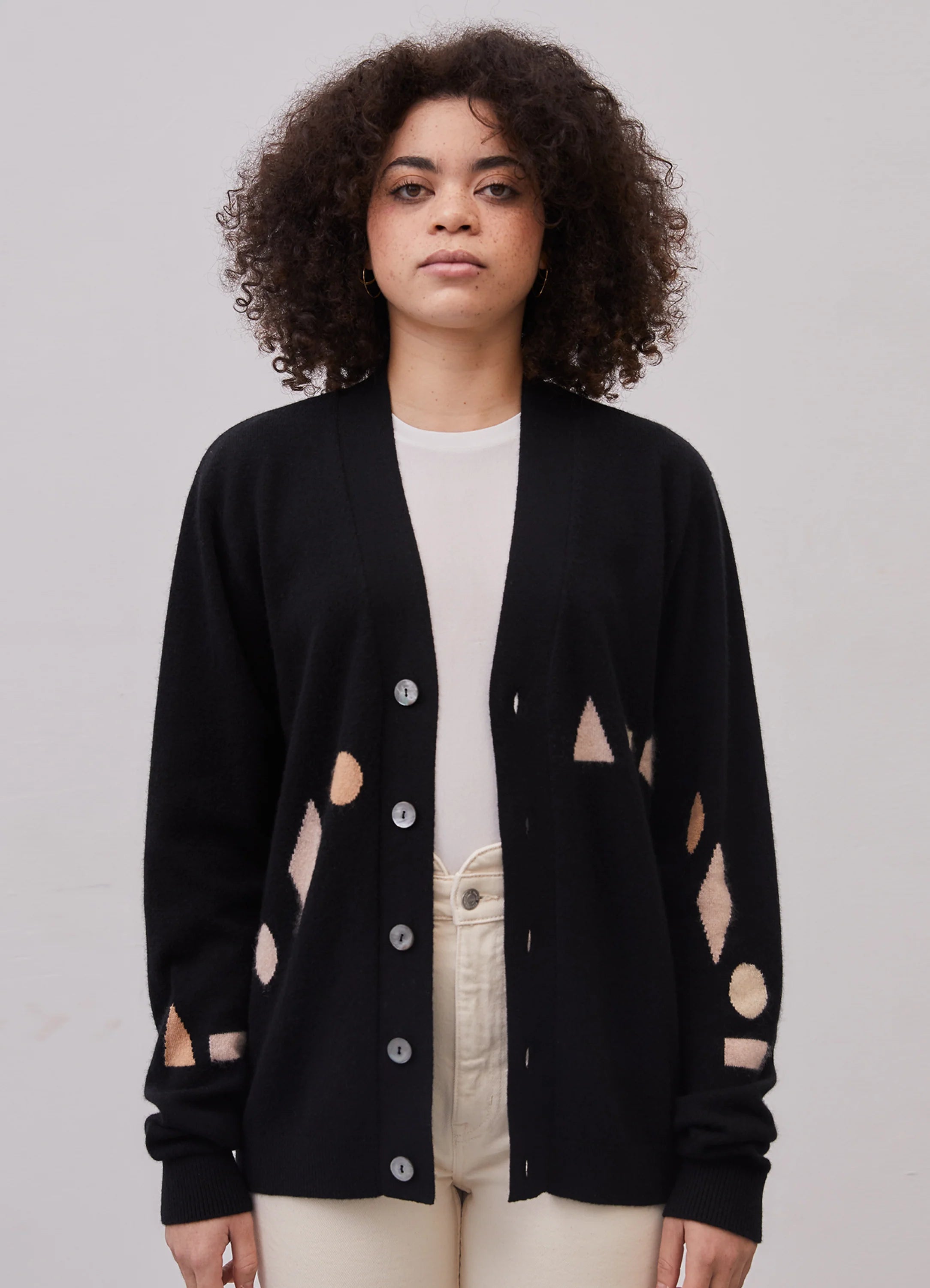 Le mannequin mesure 1m73 et porte une taille XS.