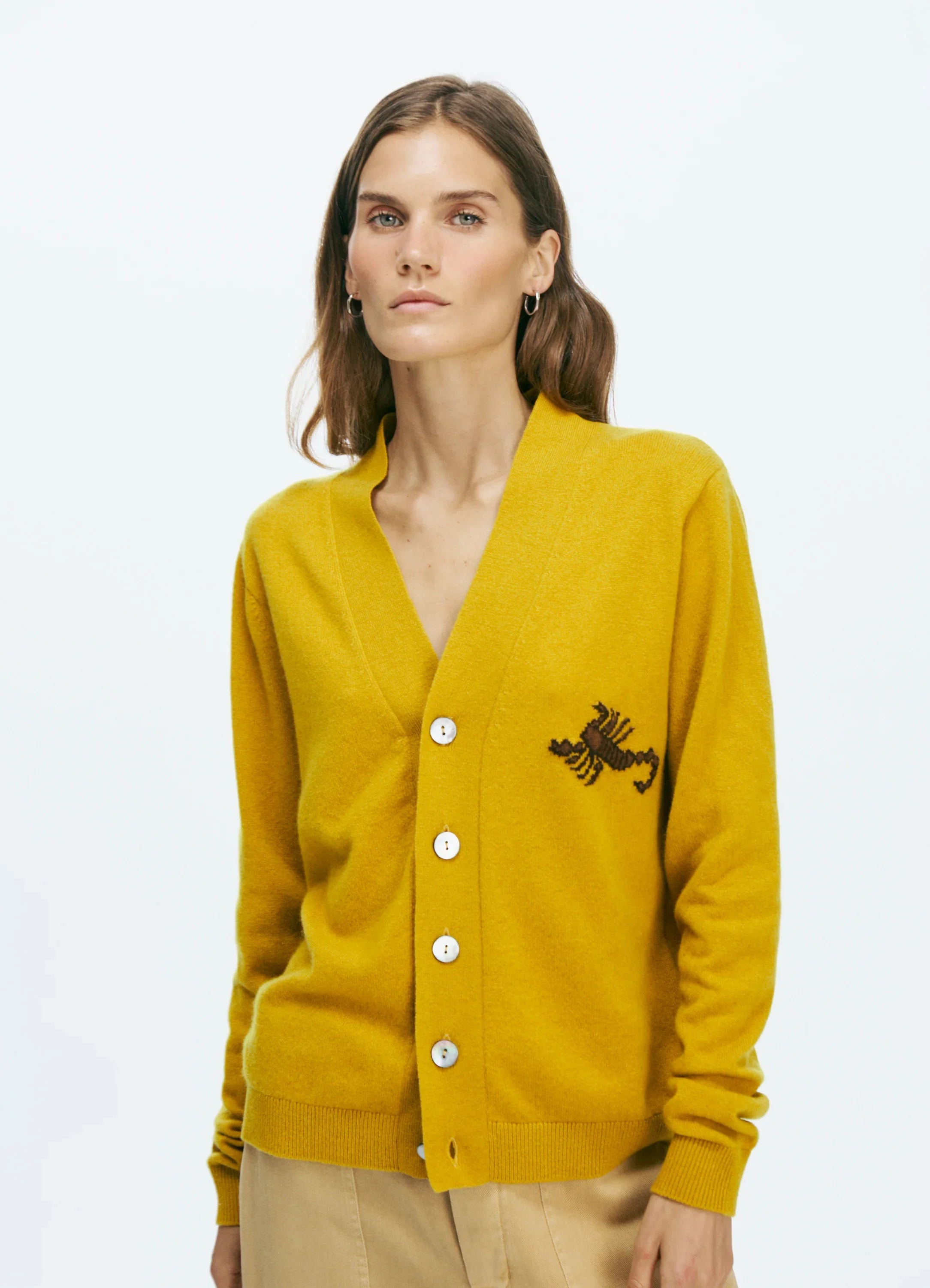 Le mannequin mesure 1m75 et porte une taille XXS.