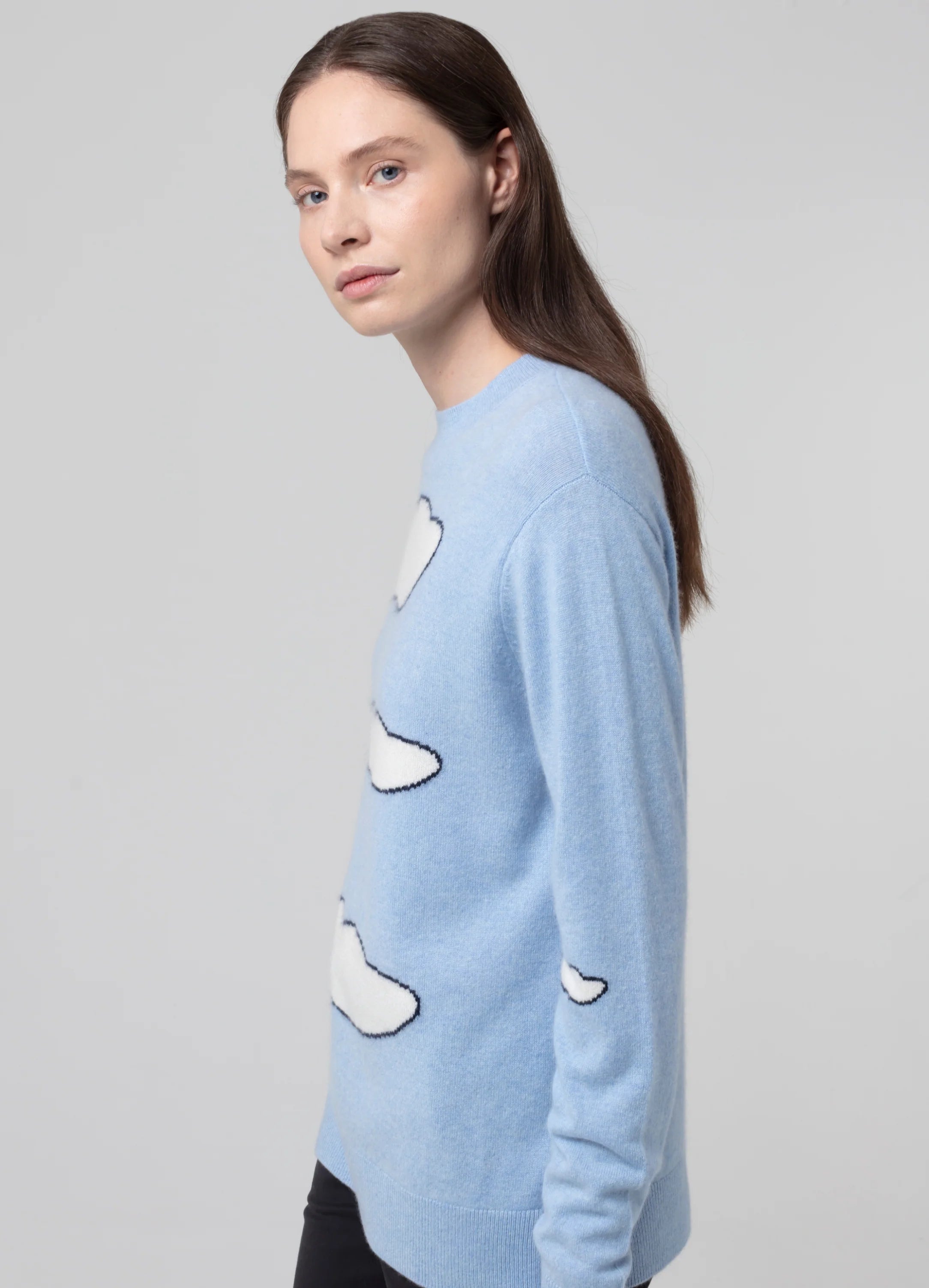 Le mannequin mesure 1m80 et porte une taille S.