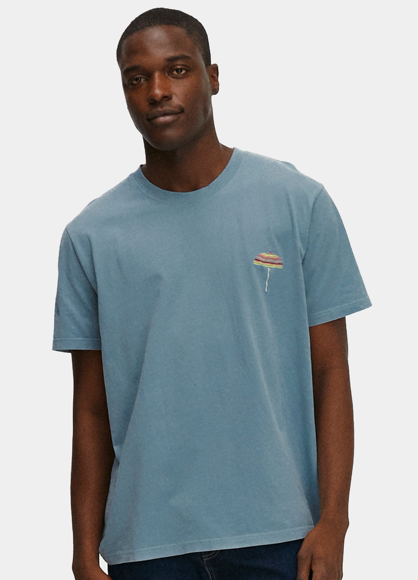 Le mannequin mesure 1m89 et porte une taille XL.