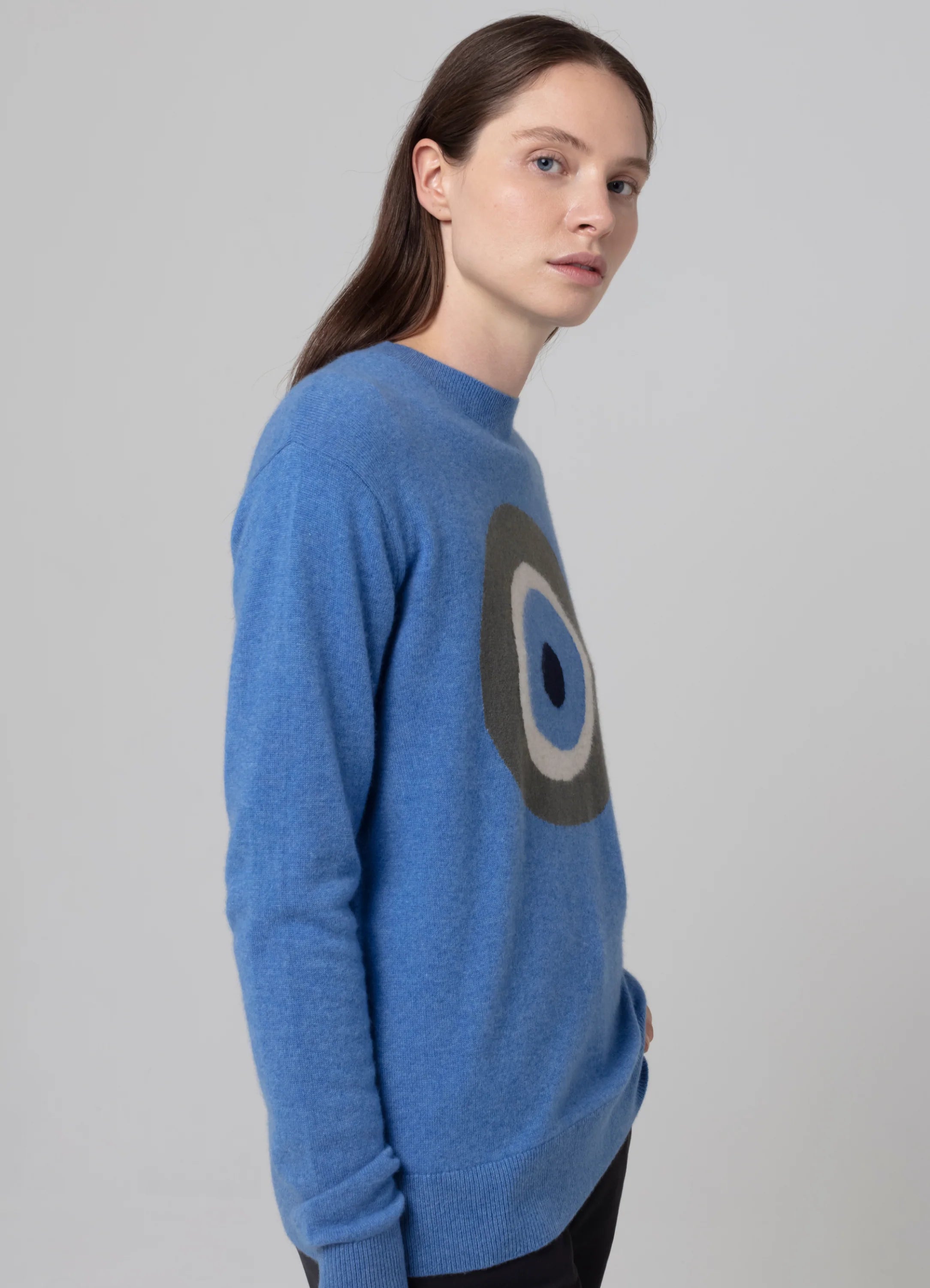 Le mannequin mesure 1m80 et porte une taille S.