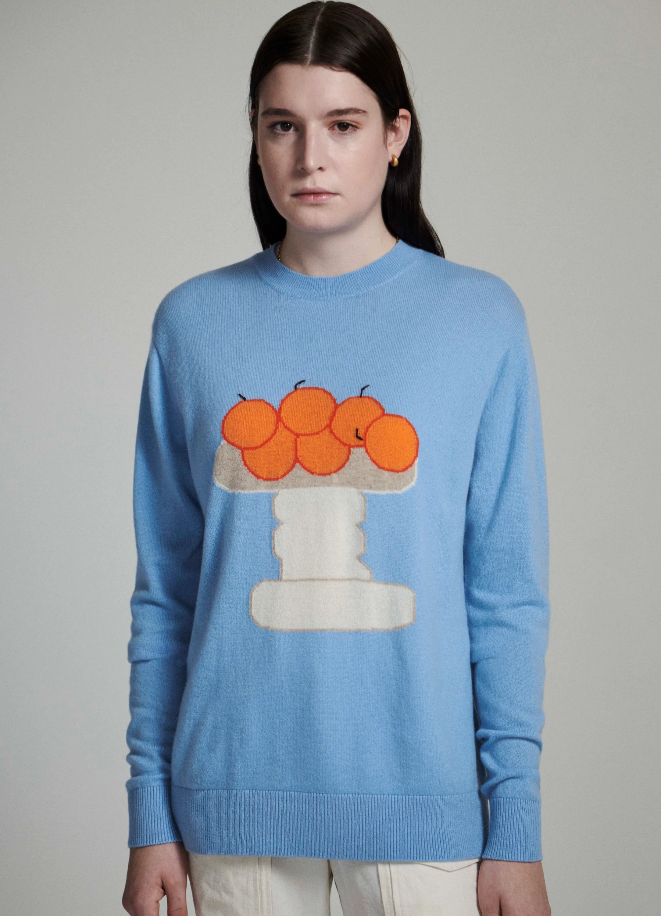 Le mannequin mesure 1m80 et porte une taille S.