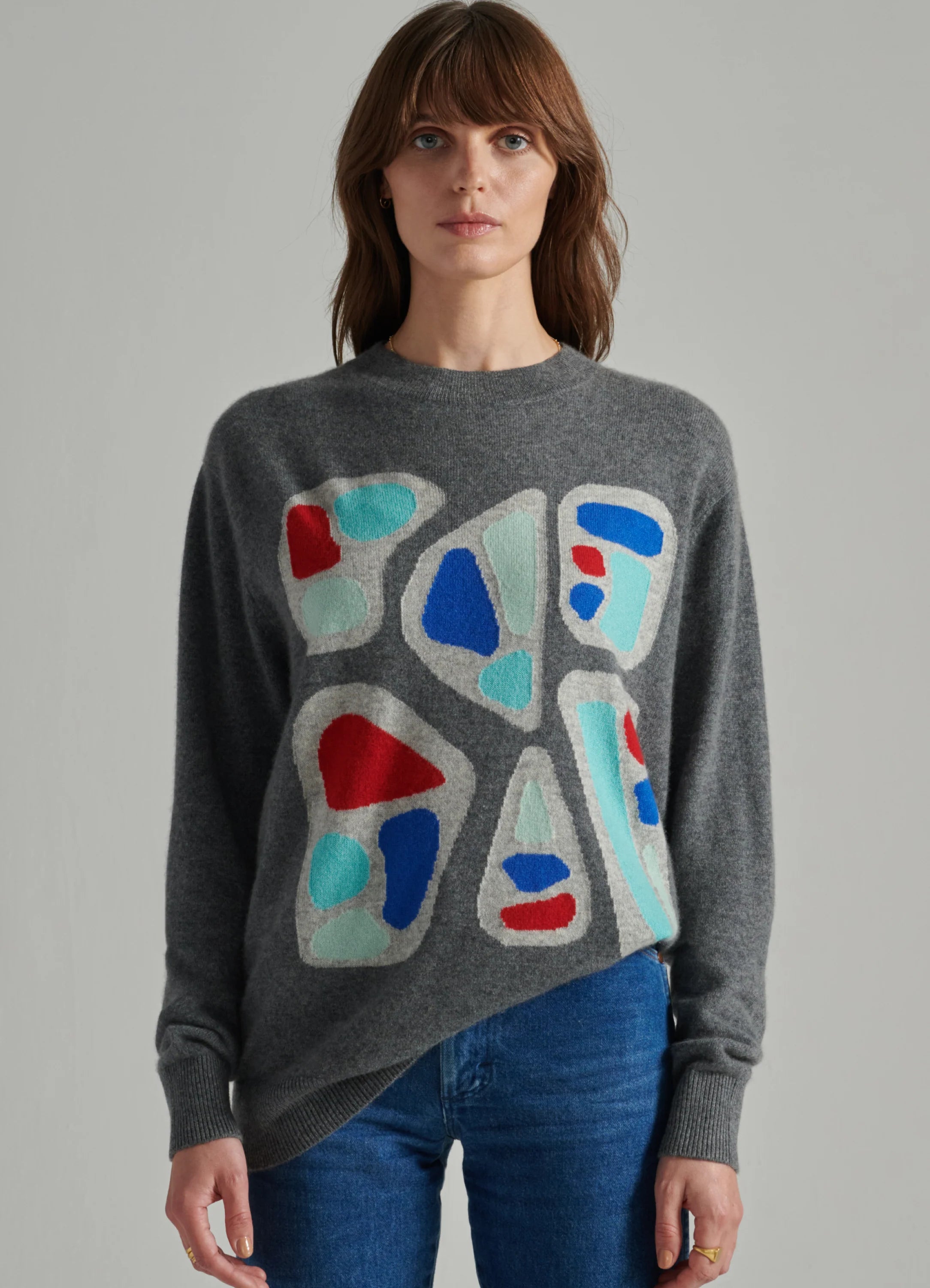 Le mannequin mesure 1m80 et porte une taille S.
