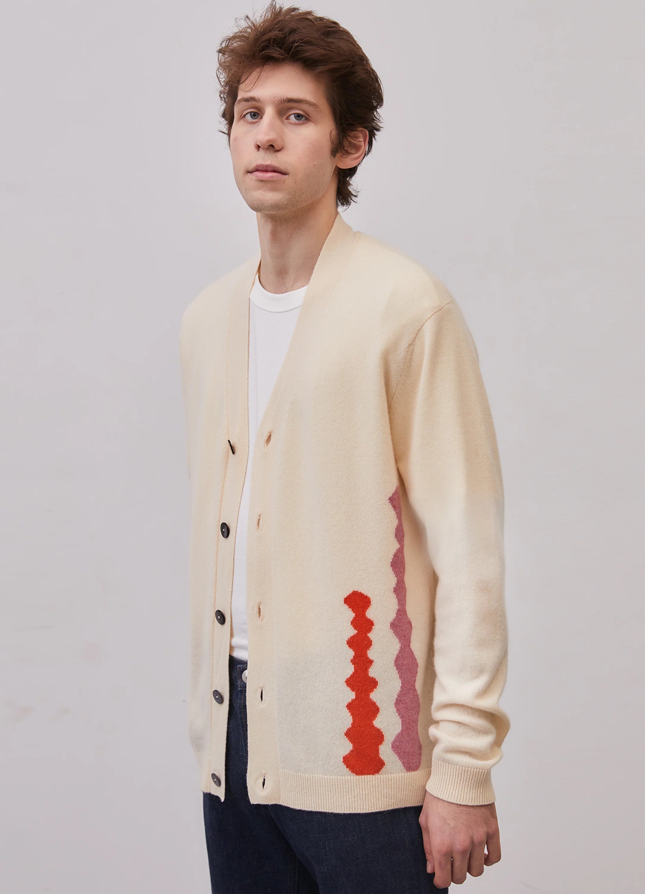 Le mannequin mesure 1m83 et porte une taille L.