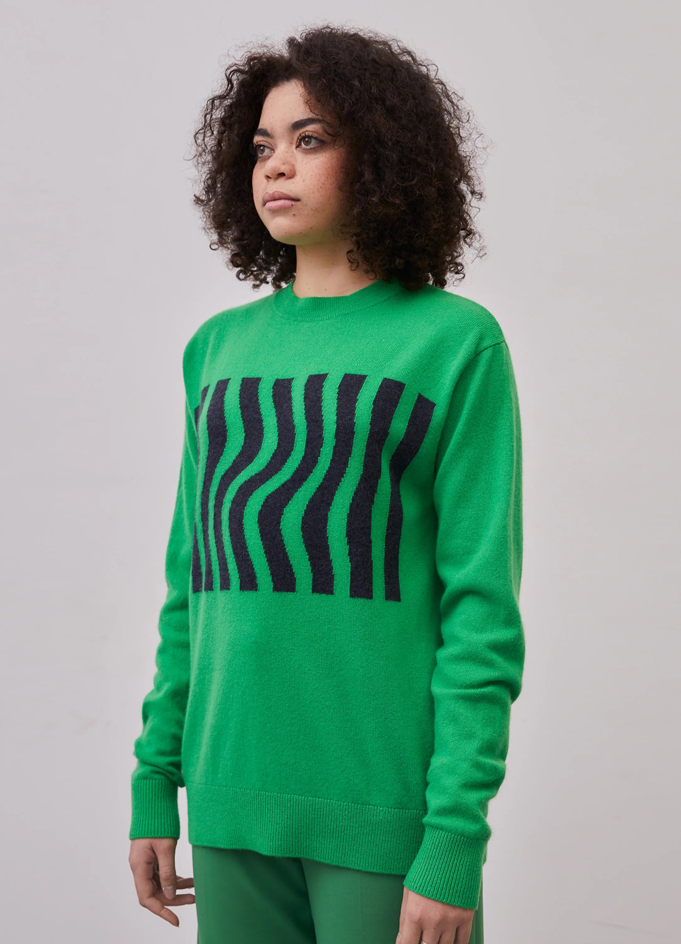 Le mannequin mesure 1m73 et porte une taille S.