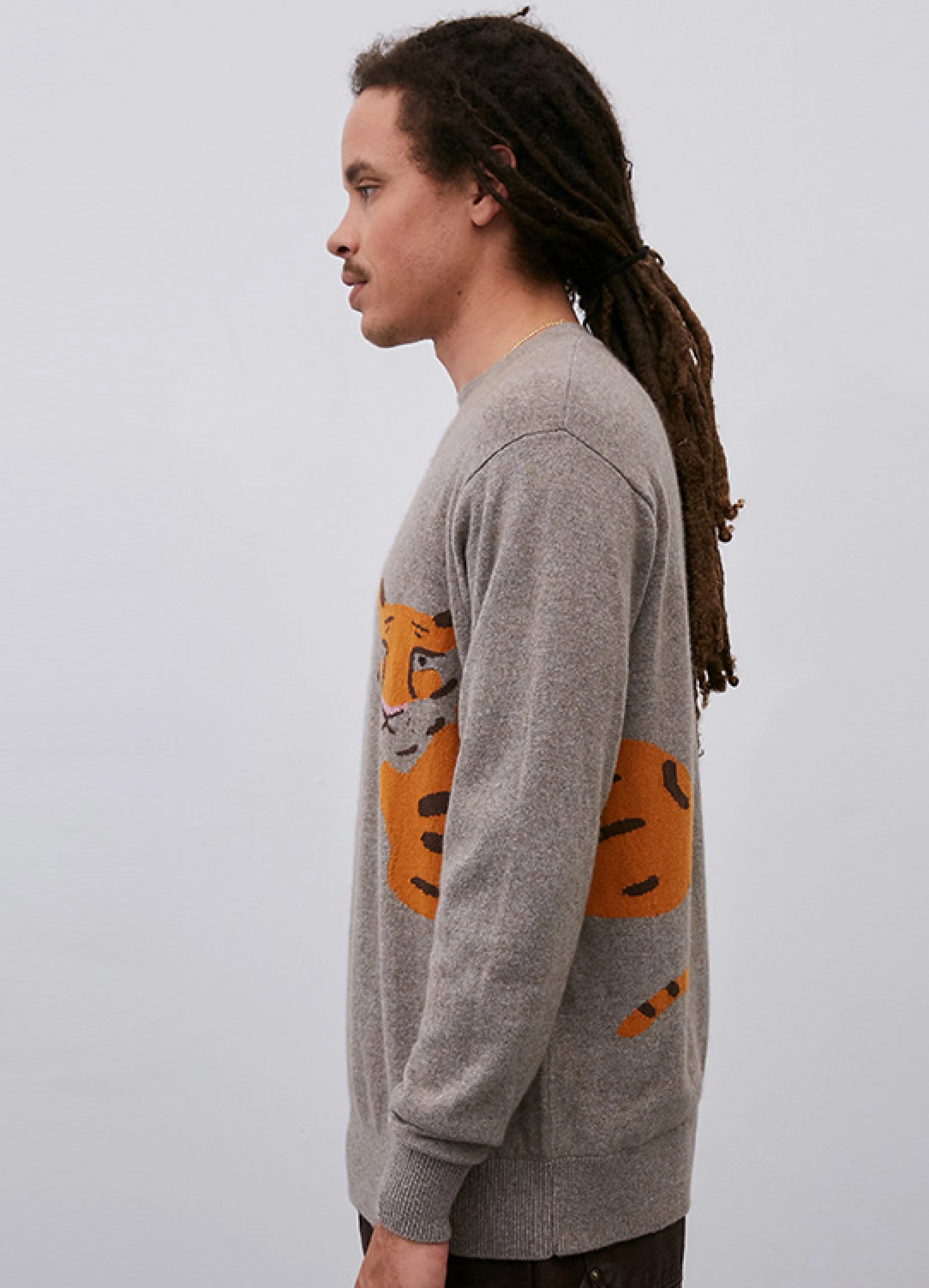 Le mannequin mesure 1m83 et porte une taille M.